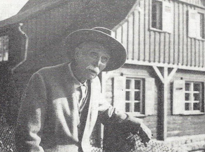 Wlastimi Hofman na tle Wlasimilówki w Szklarskiej Porębie w 1963 roku. Fot. Archiwum TPJG Jelenia Góra