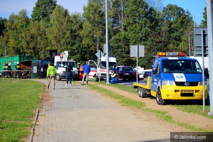 ciezarowka-przewrocia-sie-na-rondzie-foto-60050