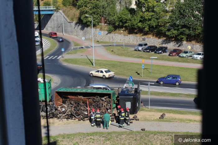ciezarowka-przewrocia-sie-na-rondzie-foto-60050