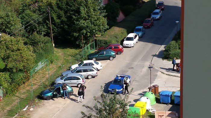 czytelnik-radiowoz-parkowa-na-srodku-drogi-foto-60066