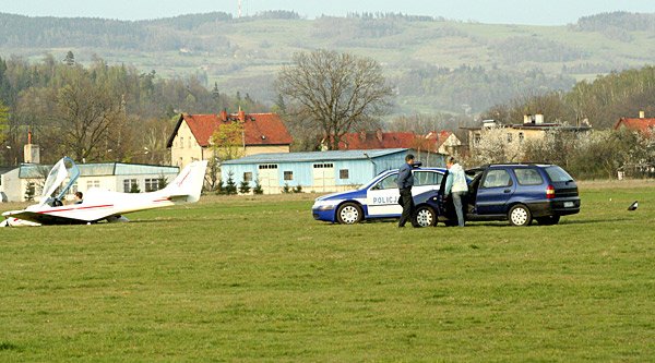 Rozbita awionetka na płycie lotniska AJ przy ulicy Łomnickiej.