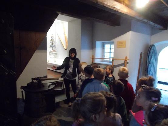 lekcje-w-muzeum-o-historii-strojow-ludowych-foto-60092