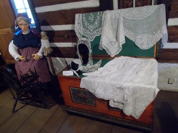 lekcje-w-muzeum-o-historii-strojow-ludowych-foto-60092