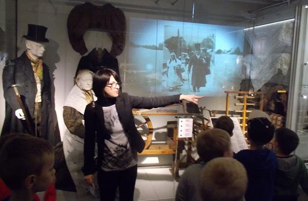 lekcje-w-muzeum-o-historii-strojow-ludowych-foto-60092