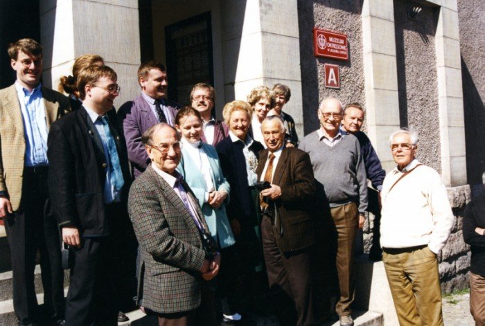 Członkowie VSK przed Muzeum Okręgowym w Jeleniej Górze, trzeci od prawej Klaus Ullmann. Fot. S. Firszt