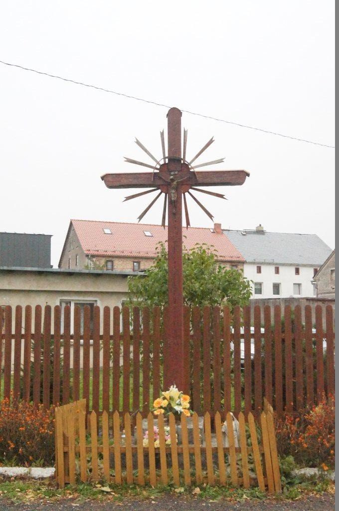 Krzyż w centrum Strupic. Fot. S. Firszt