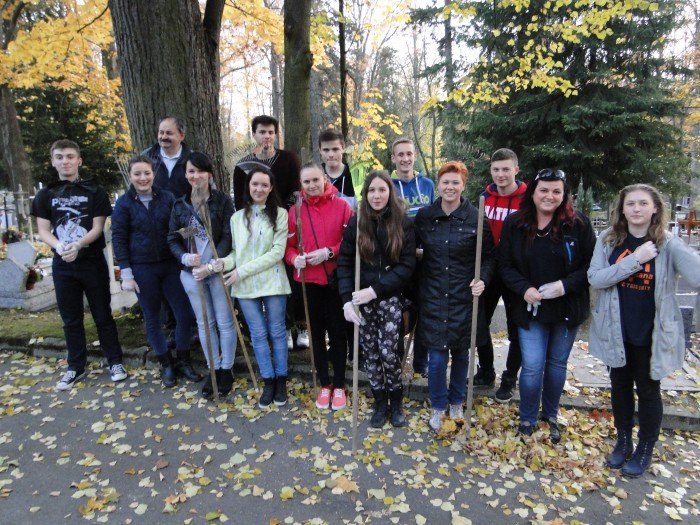 modziez-posprzataa-zapomniane-groby-foto-60458