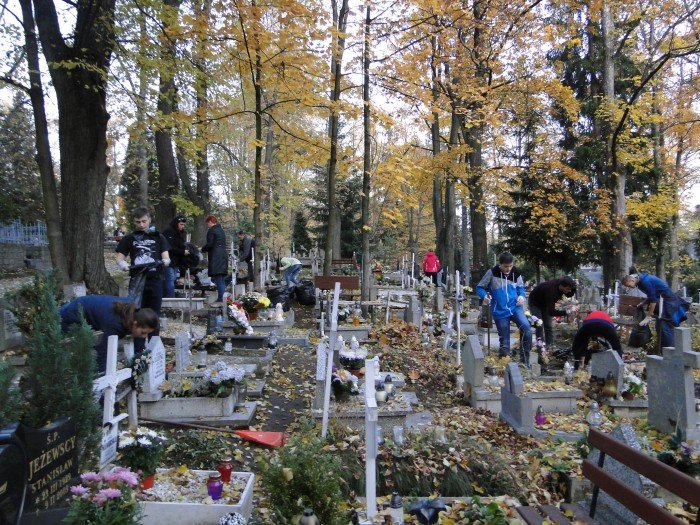 modziez-posprzataa-zapomniane-groby-foto-60458
