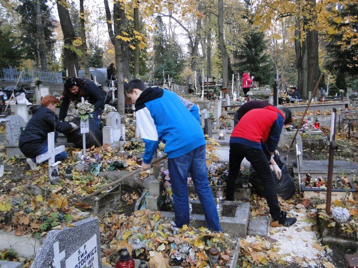 modziez-posprzataa-zapomniane-groby-foto-60458