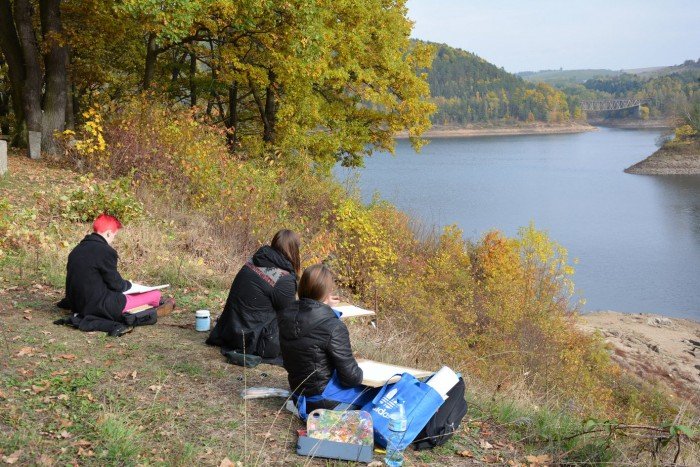 uczniowie-plastyka-na-jesiennym-plenerze-foto-60467