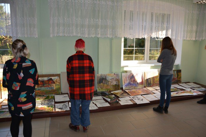 uczniowie-plastyka-na-jesiennym-plenerze-foto-60467