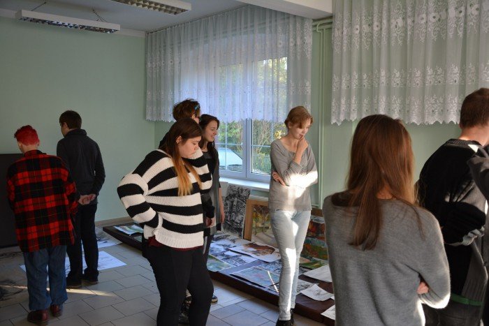 uczniowie-plastyka-na-jesiennym-plenerze-foto-60467