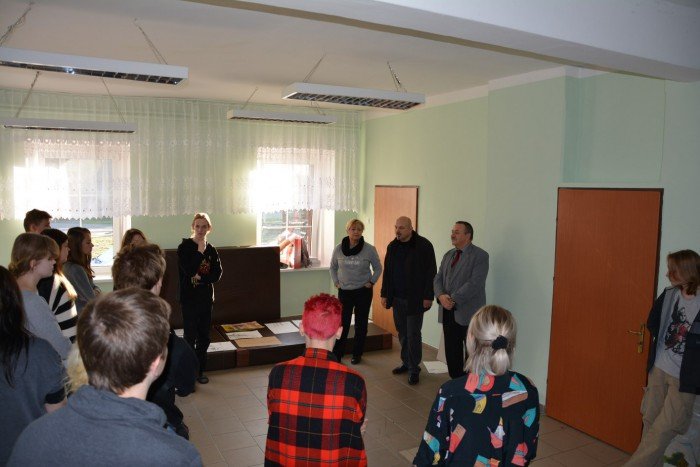 uczniowie-plastyka-na-jesiennym-plenerze-foto-60467