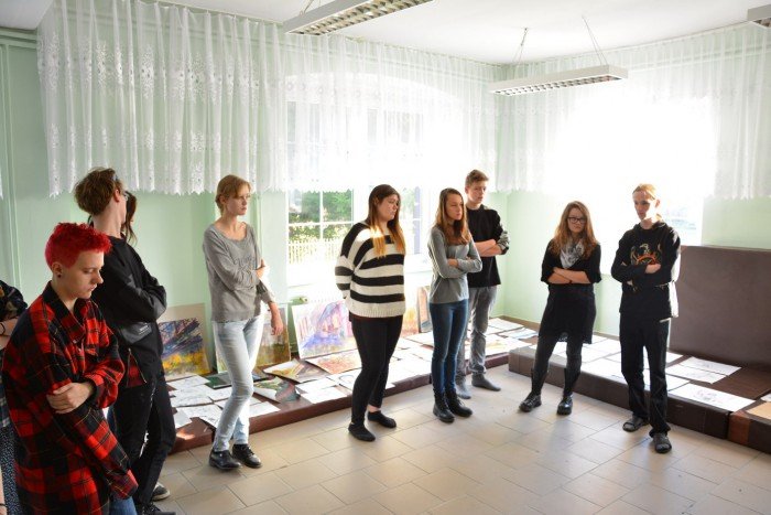 uczniowie-plastyka-na-jesiennym-plenerze-foto-60467