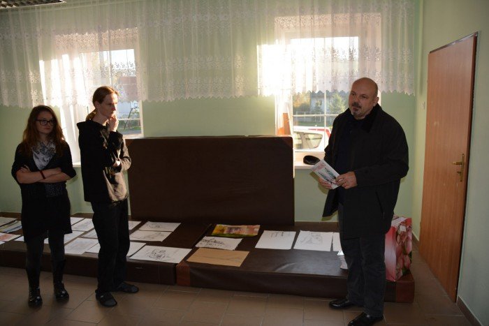 uczniowie-plastyka-na-jesiennym-plenerze-foto-60467