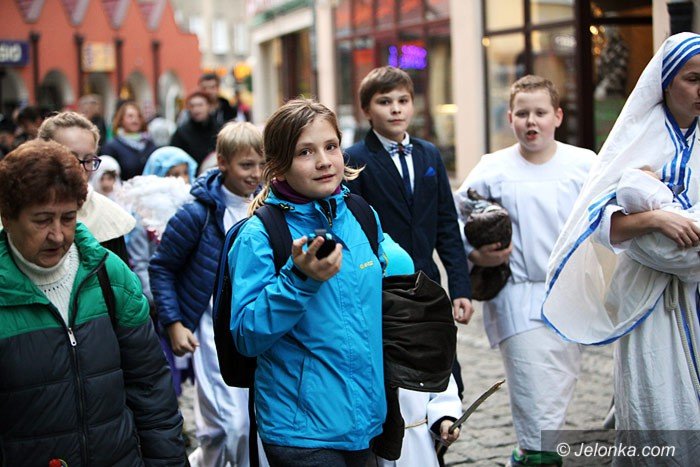bal-wszystkich-swietych-z-barwnym-korowodem-foto-60516