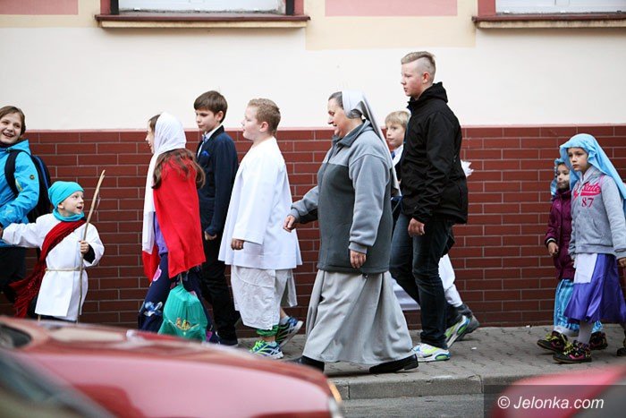 bal-wszystkich-swietych-z-barwnym-korowodem-foto-60516