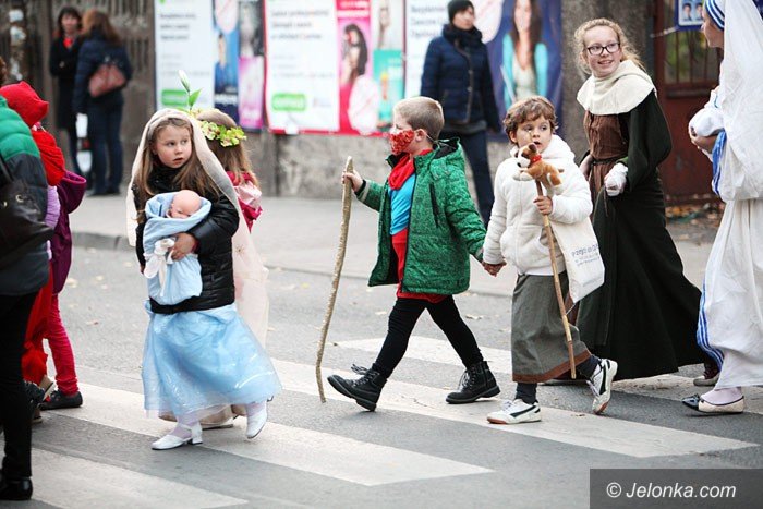 bal-wszystkich-swietych-z-barwnym-korowodem-foto-60516