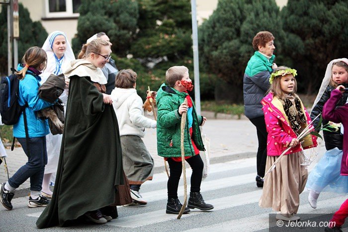 bal-wszystkich-swietych-z-barwnym-korowodem-foto-60516