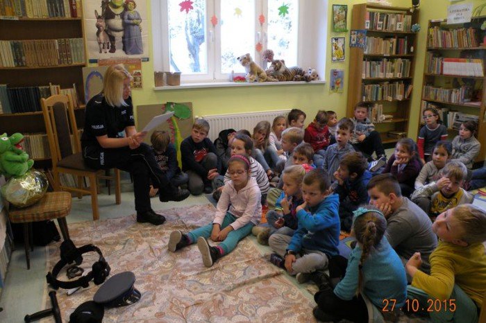 policjanci-czytaja-dzieciom-i-ucza-bezpieczenstwa-foto-60531