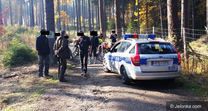 ukarani-za-jazde-motocyklem-po-lesie-foto-60603