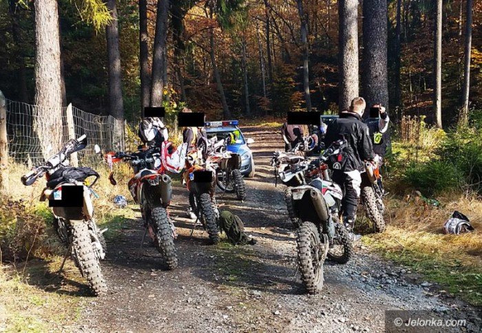 ukarani-za-jazde-motocyklem-po-lesie-foto-60603
