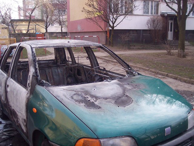 Wypalone resztki jednego z pojazdów.