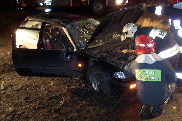 Wypadek w Dziwiszowie: samochód wpadł w poślizg i wypadł z drogi.