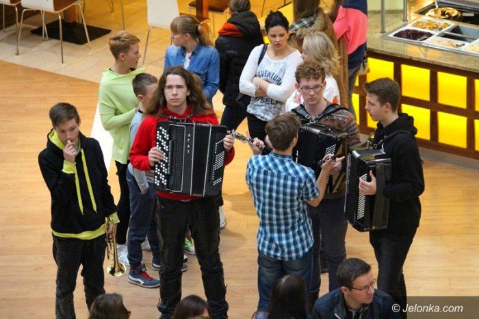 dzieki-szlachetnej-paczce-moga-byc-szczesliwi-foto-60785