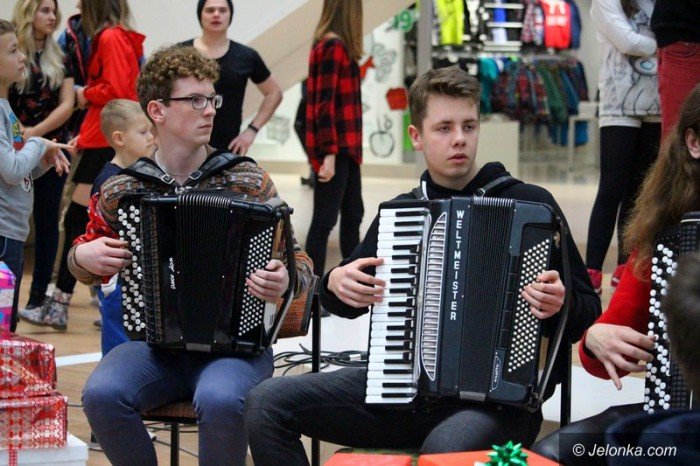 dzieki-szlachetnej-paczce-moga-byc-szczesliwi-foto-60785