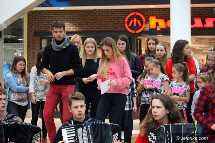 dzieki-szlachetnej-paczce-moga-byc-szczesliwi-foto-60785