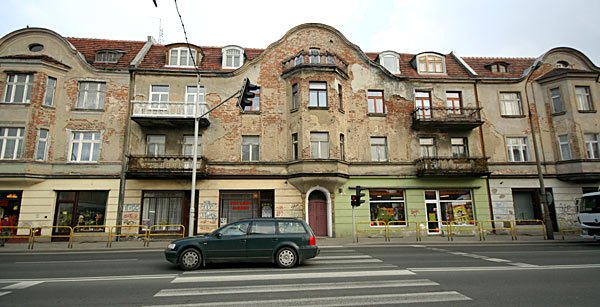 Z zabytkowej kamienicy przy ul. Wolności tynk odpada płatami.