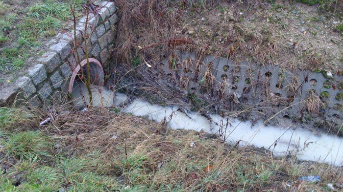 wyciek-odpadow-chemicznych-przy-spodzielczej-60938