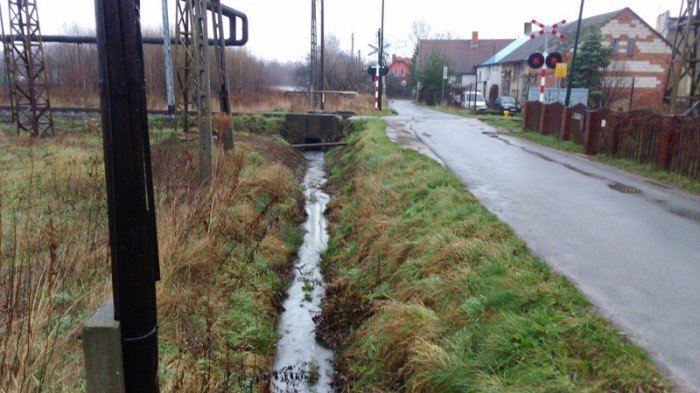 wyciek-odpadow-chemicznych-przy-spodzielczej-60938