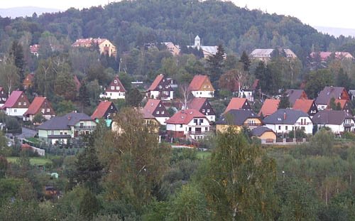 Ze wzgórza rozciąga się malowniczy widok na mniej znaną część Jeleniej Góry.