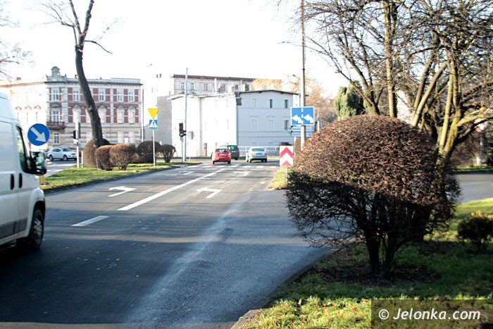 krzaki-zasaniaja-widocznosc-na-skrzyzowaniu-foto-61062