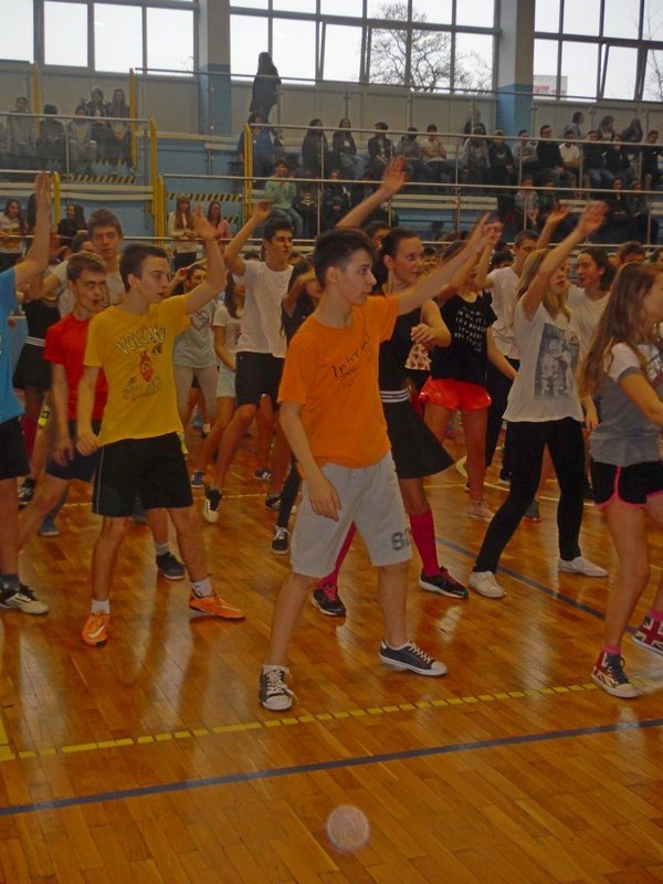 uczniowie-gimnazjum-nr-1-na-zumbotece-foto-61068