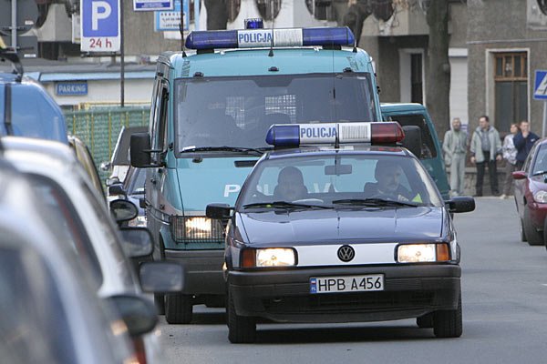 Policja zabezpiecza teren wokół aresztu.