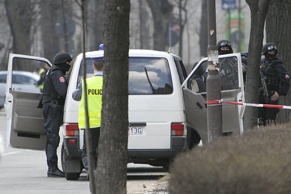 Na miejscu są antyterroryści z Wrocławia.