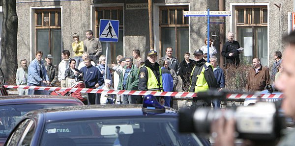Tłum gapiów na Skłodowskiej-Curie.