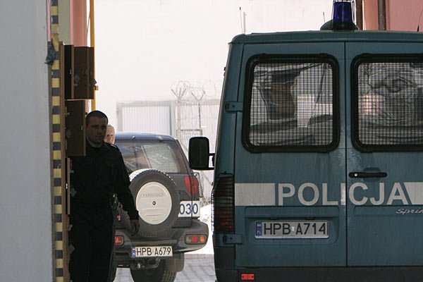 Przy bramie aresztu.