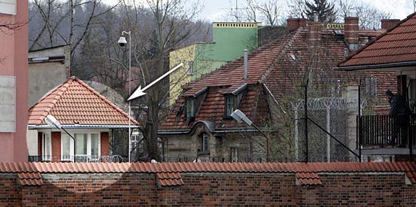 Tyły aresztu śledczego.
