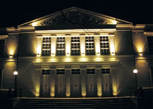 Odnowiona fasada w nocnej iluminacji.