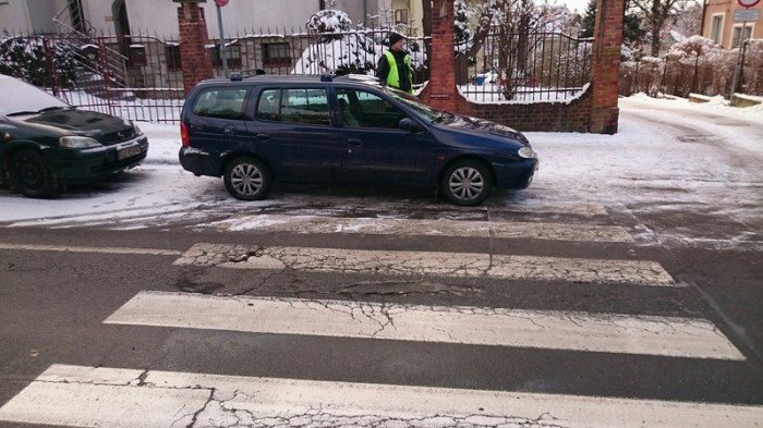 parkuja-auta-na-przejsciu-dla-pieszych-foto-61554