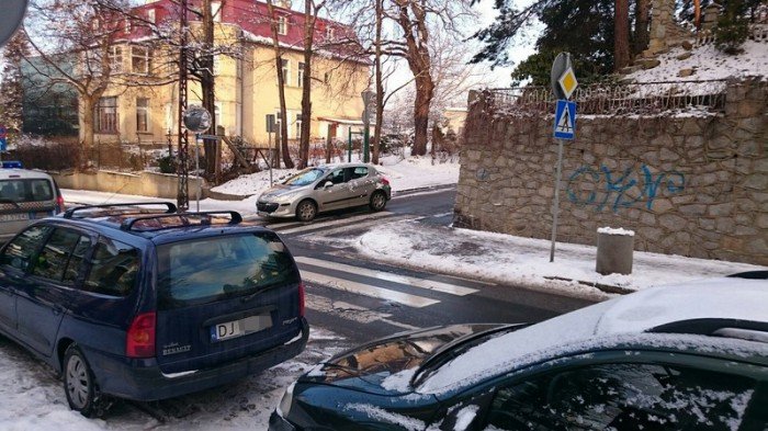 parkuja-auta-na-przejsciu-dla-pieszych-foto-61554