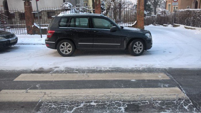 parkuja-auta-na-przejsciu-dla-pieszych-foto-61554