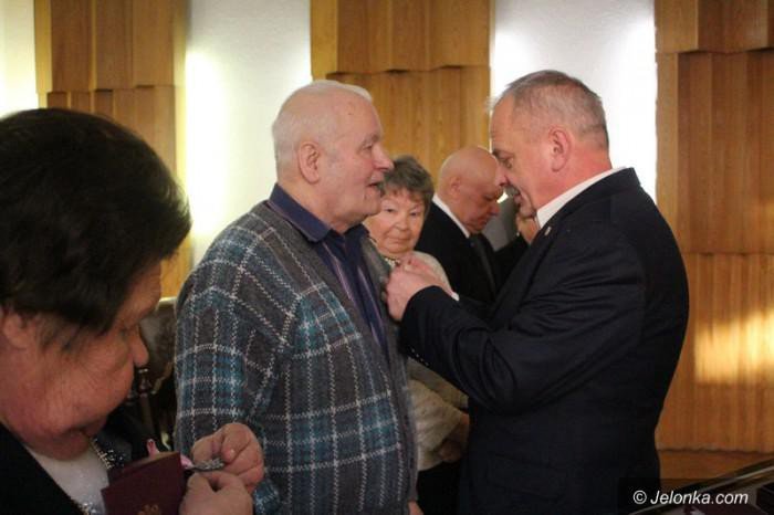 Kazimierz Kędzierski odbiera odznaczenie