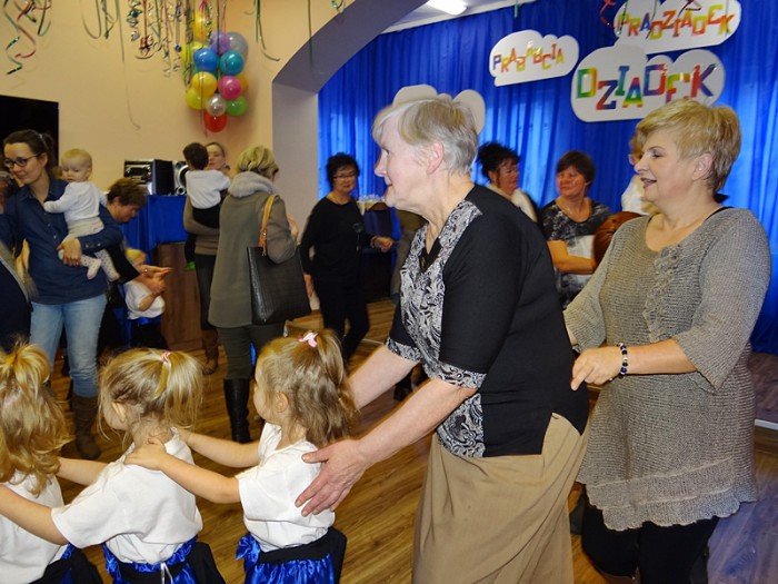 przedszkolaki-ugosciy-swoje-babcie-i-dziadkow-foto-61784