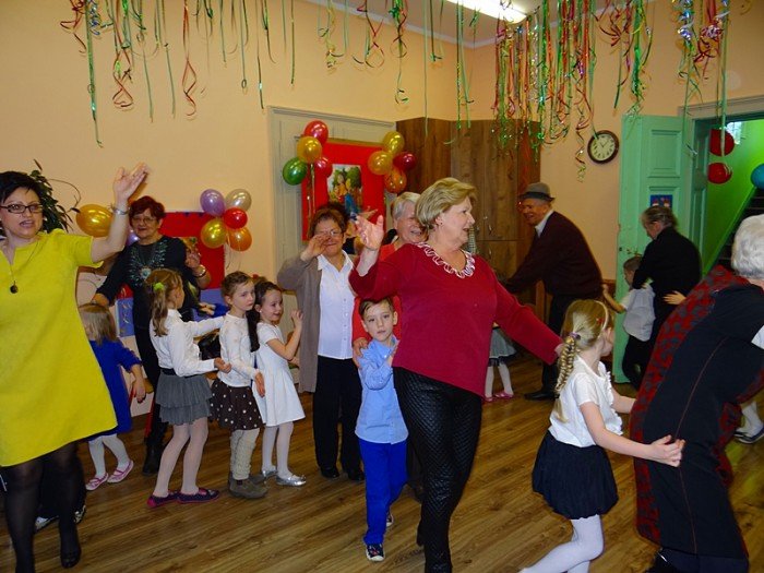 przedszkolaki-ugosciy-swoje-babcie-i-dziadkow-foto-61784