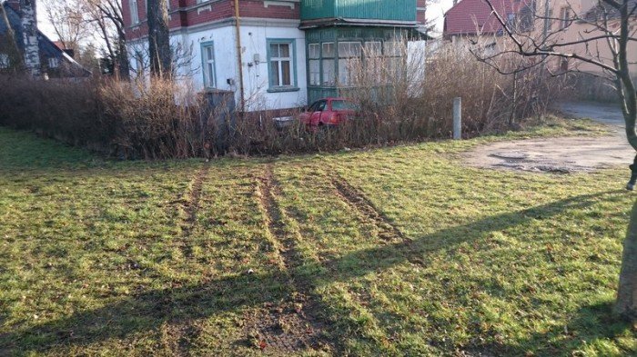 samochod-uderzy-w-latarnie-i-wpad-na-posesje-foto-61795